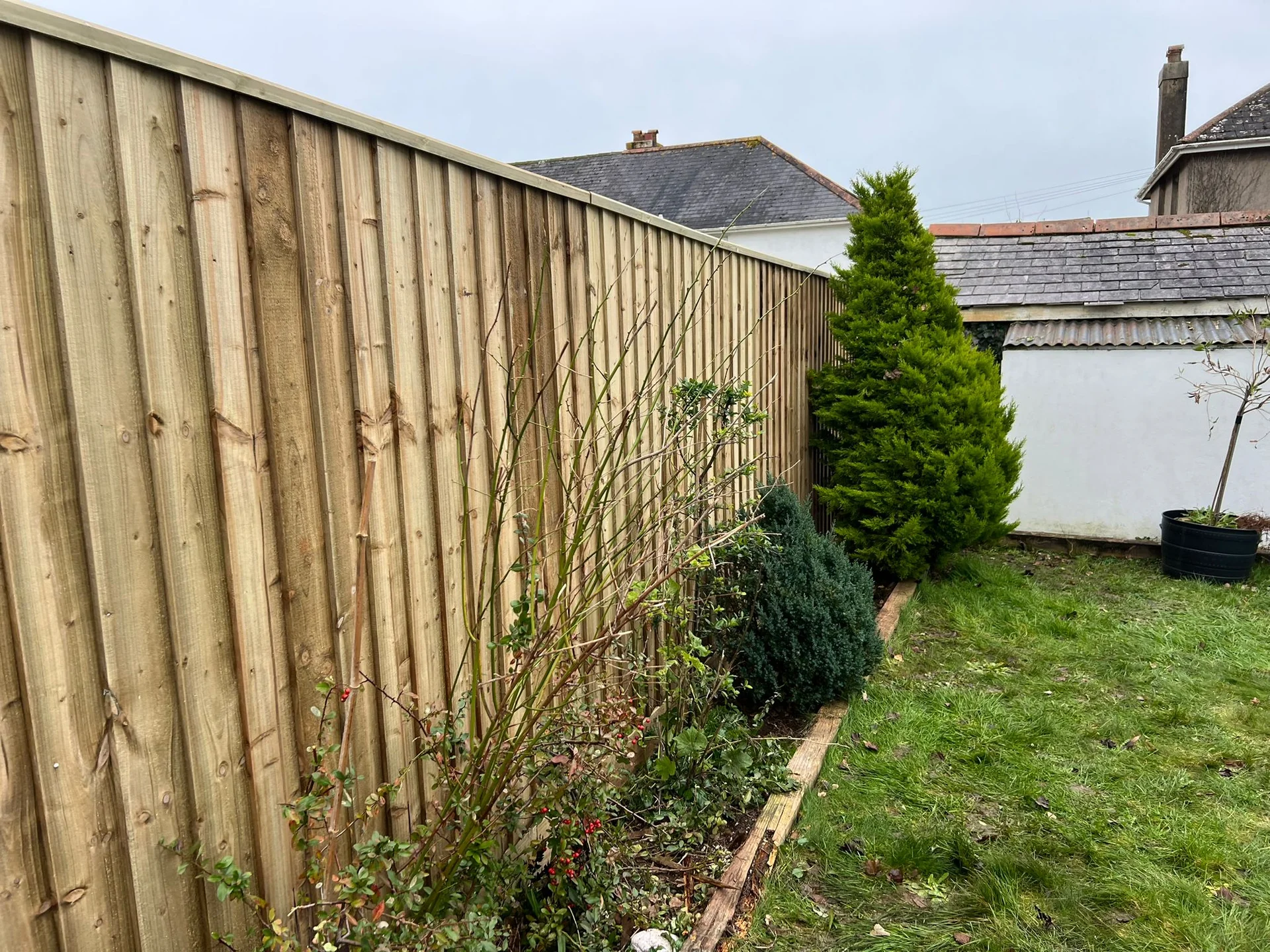 Completed wind-resistant boundary fence installation in Torquay