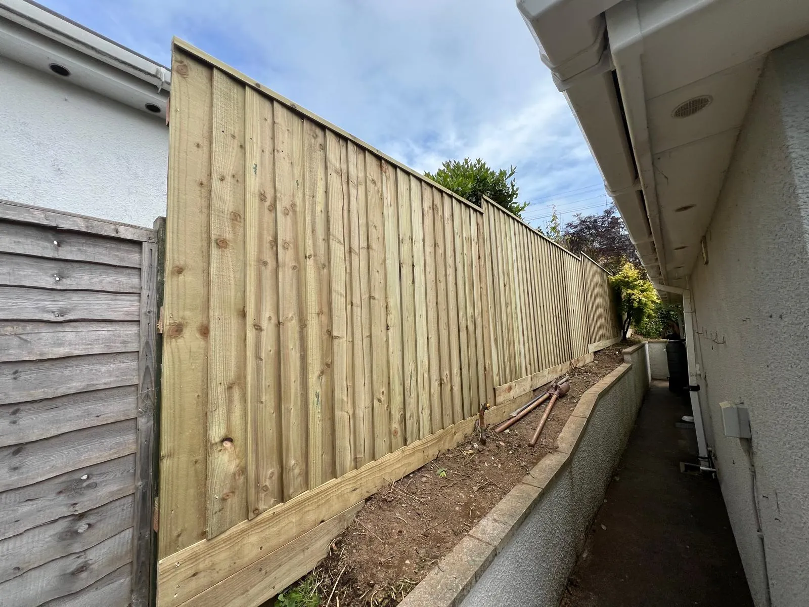 Timber base and stepped fencing on a retaining wall in Torquay