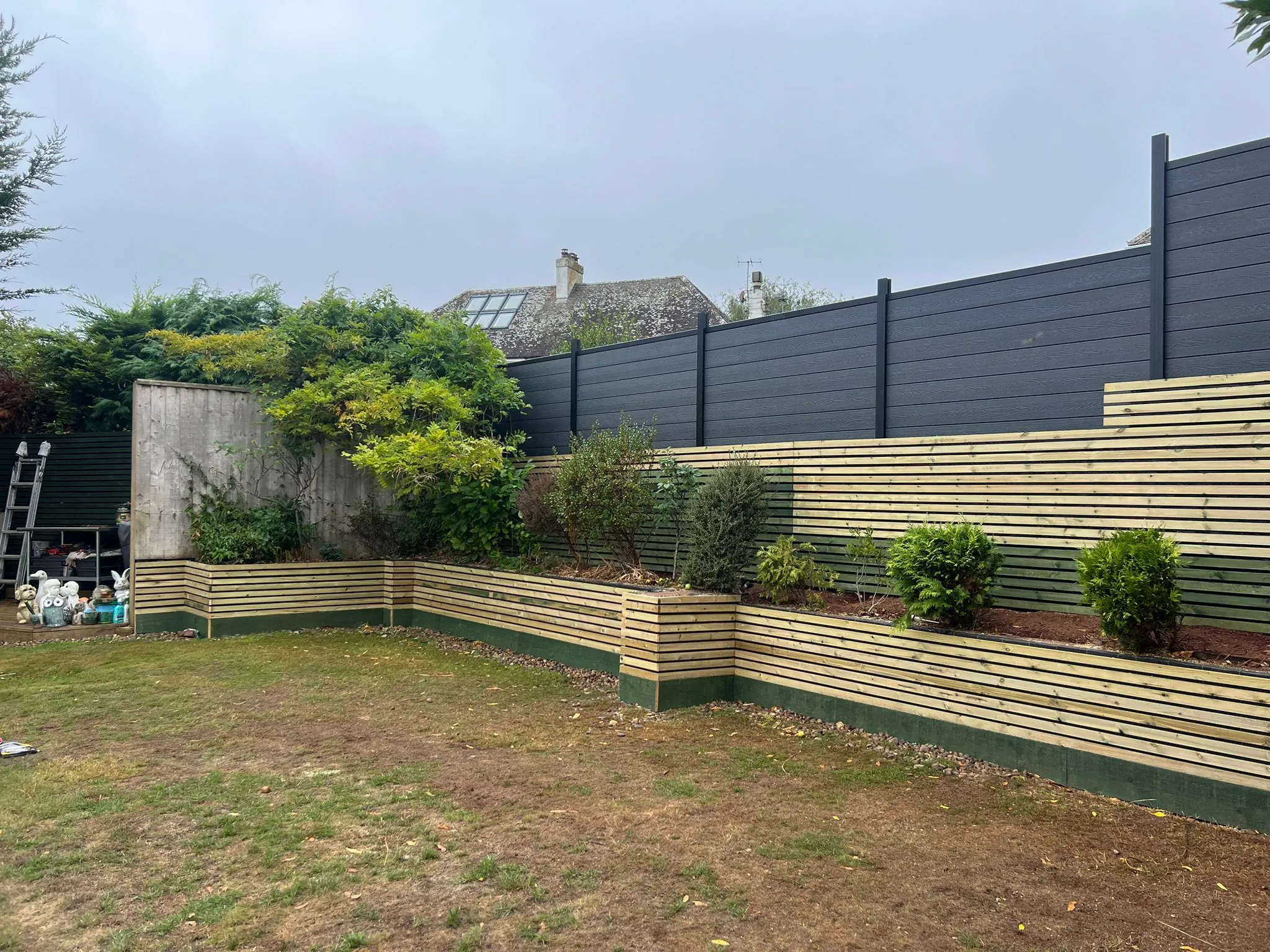 The completed screen alongside the raised planters - the layers each do their own job.