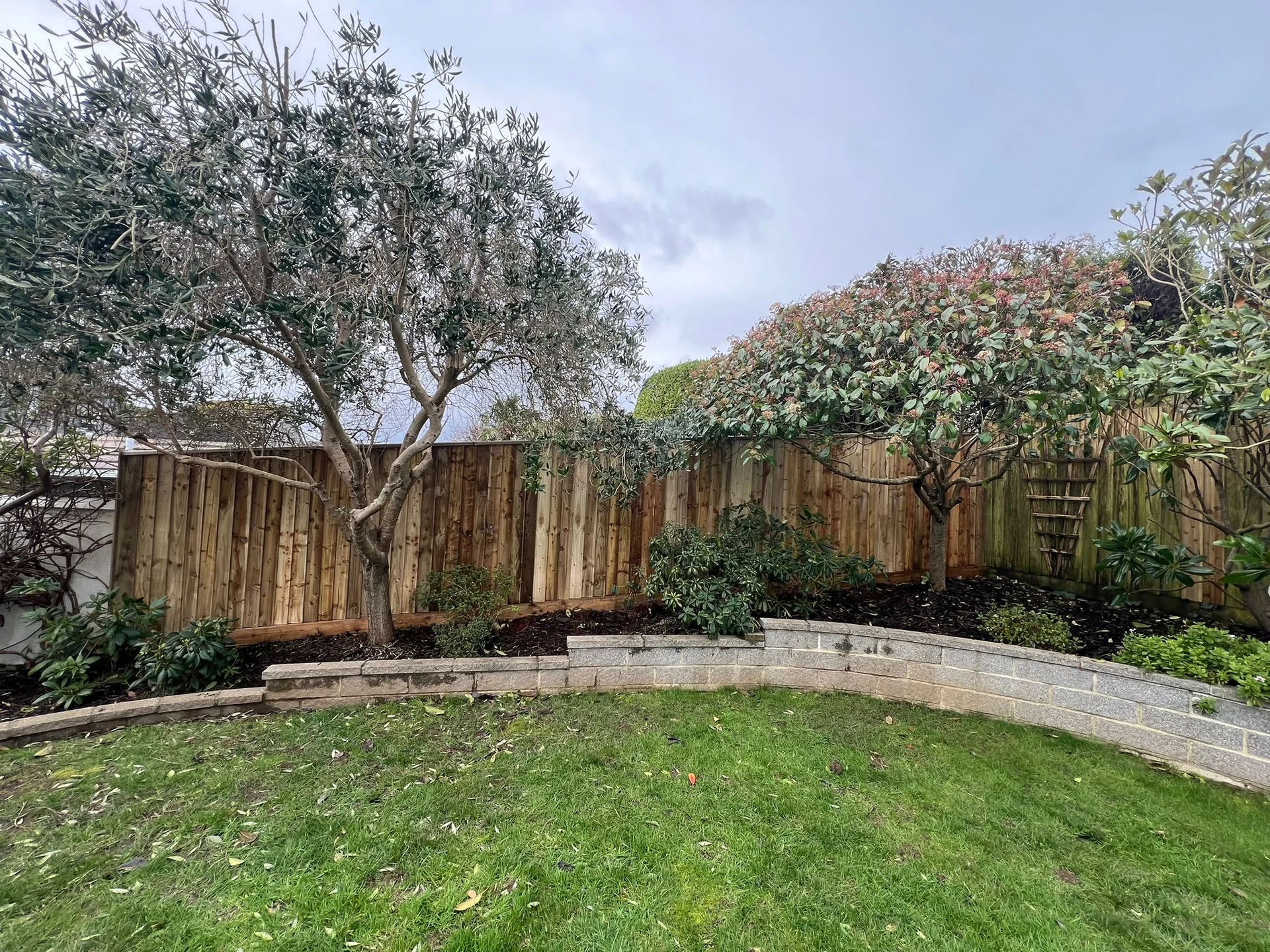 Mounting fence posts to masonry wall