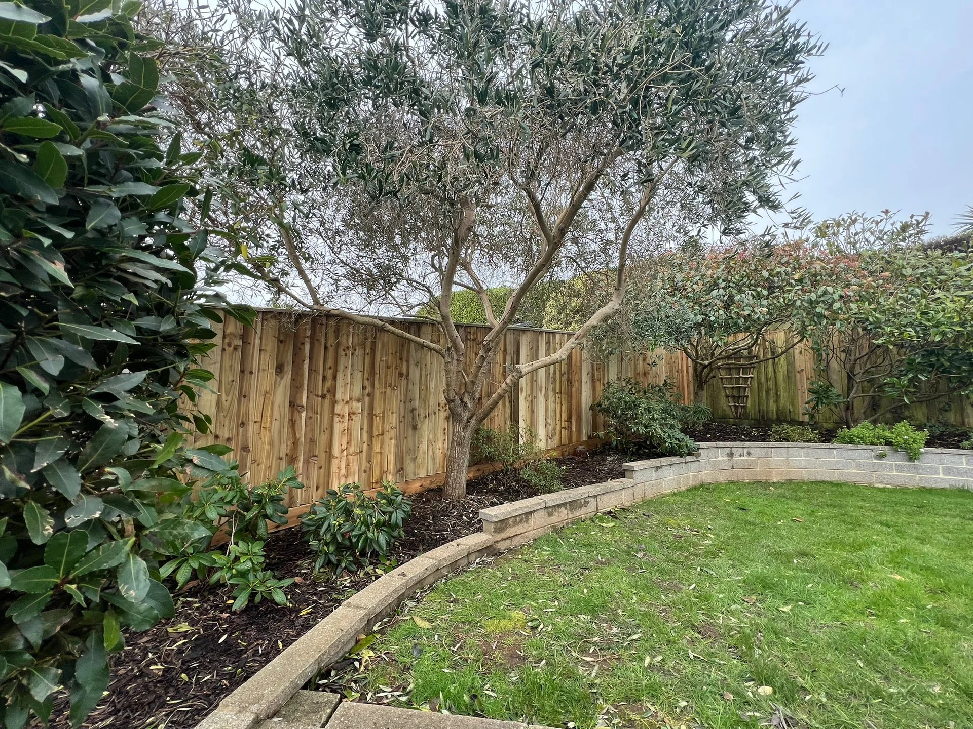 M12 thunderbolts securing fence posts